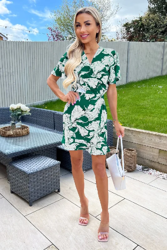 "Chiffon dresses for women with a flowy and light feel"Green And White Floral Printed Short Sleeve Day Dress