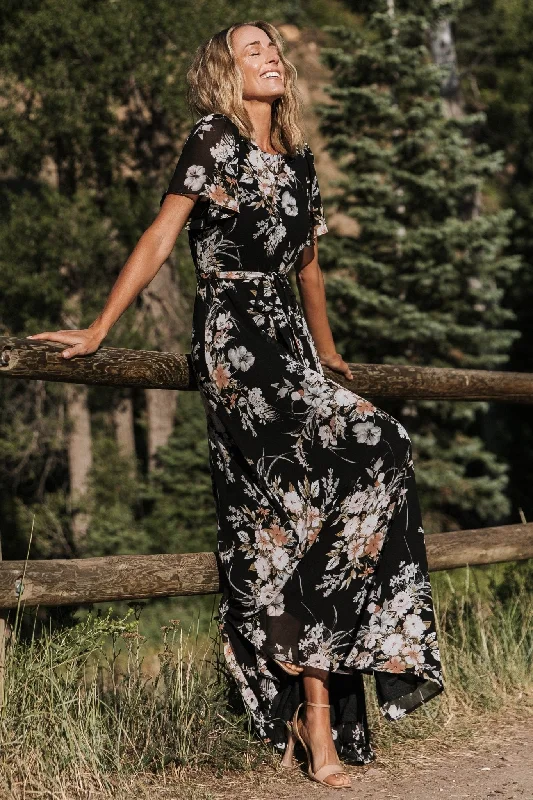 Maxi Dresses Embellished with Crystals for a Sparkling LookNaomi Short Sleeve Maxi Dress | Black Floral