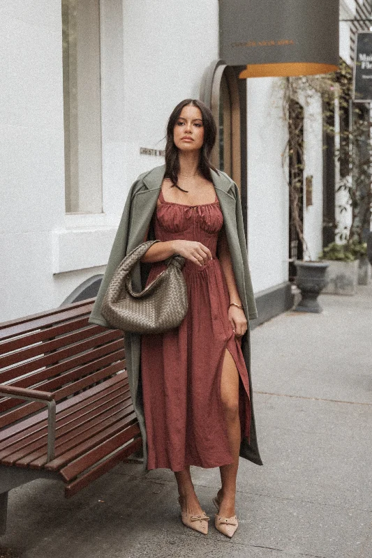Midi dress for a wedding as a guest in a more casual weddingSofie Midi Dress - Brick Midi dress for a wedding as a guest in a more casual weddingSofie Midi Dress - Brick