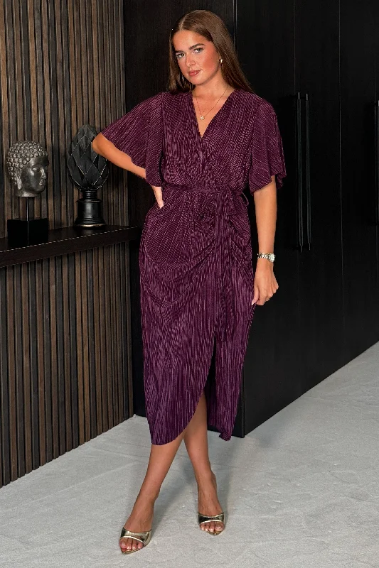 High - low hem midi dress for a modern and stylish lookTabby Plum Ruched Midi Dress High - low hem midi dress for a modern and stylish lookTabby Plum Ruched Midi Dress