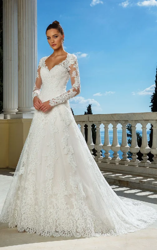 Halter - neck wedding dress for a modern look88116
