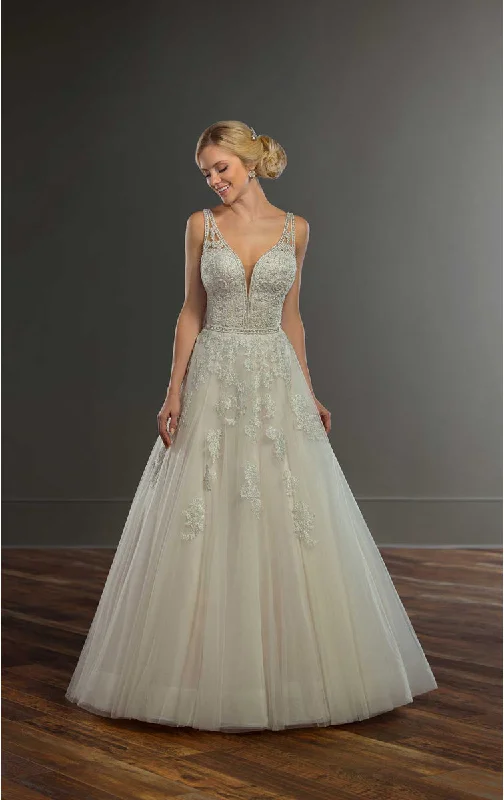 French - style wedding dress with lace details954