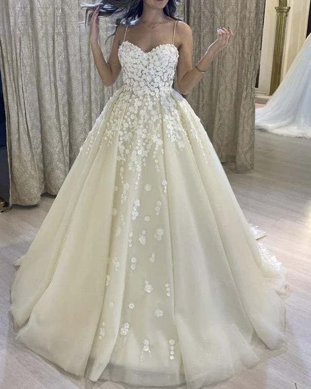 Princess - style wedding dress with a big skirtRomantic Wedding Dress Sweetheart Ball Gown With 3D Flowers