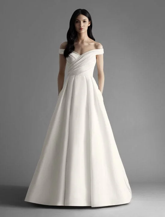 Princess - style wedding dress with a big skirtAllison Webb Ava - Size 18