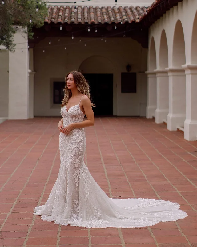 French - style wedding dress with lace detailsD3372