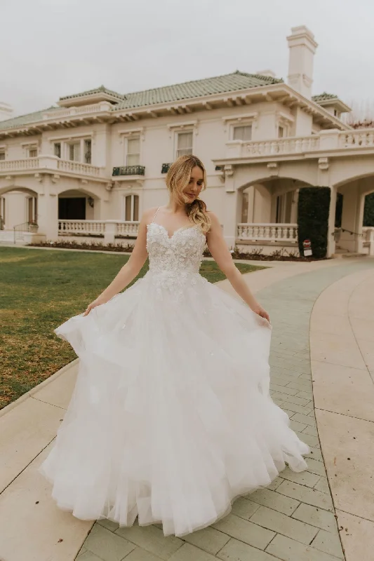 Garden - wedding - appropriate flowy wedding dressD3587