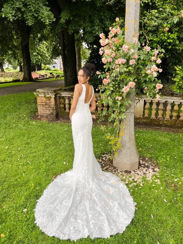 Polka - dot wedding dress for a fun touchD3637