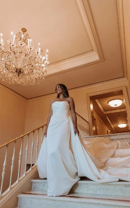 Halter - neck wedding dress for a modern lookD3705