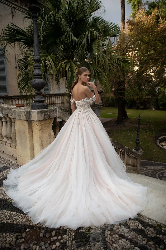 Maternity - friendly wedding dress for expecting bridesIowa