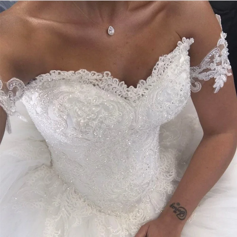 Smart - casual wedding dress for a laid - back ceremonyLace Appliques Sweetheart Tulle Wedding Ball Gown Dresses With Removable Straps