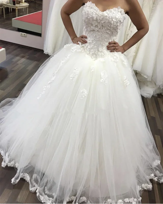 Lace - up back wedding dress for a customizable fitLace Flowers Sweetheart Drop Waistline Tulle Wedding Gowns