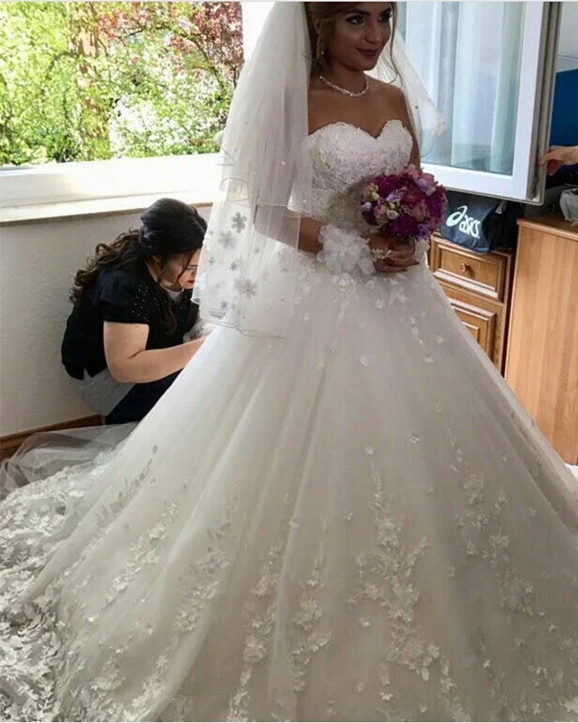 Ballroom - ready luxury wedding dressLace Flowers Sweetheart Tulle Ball Gowns Embroidery Wedding Dresses