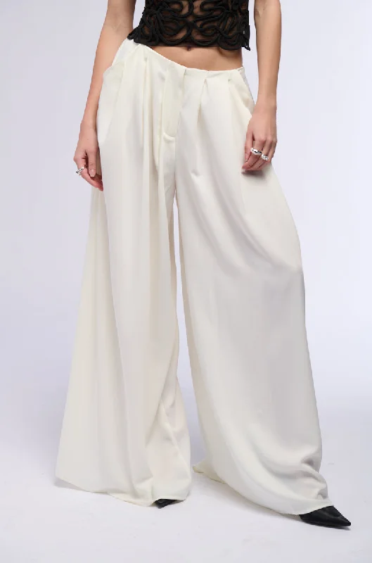 Ankle length dress pants for women in a versatile and formal styleLOYAL PLEATED PALAZZO PANT Ankle length dress pants for women in a versatile and formal styleLOYAL PLEATED PALAZZO PANT