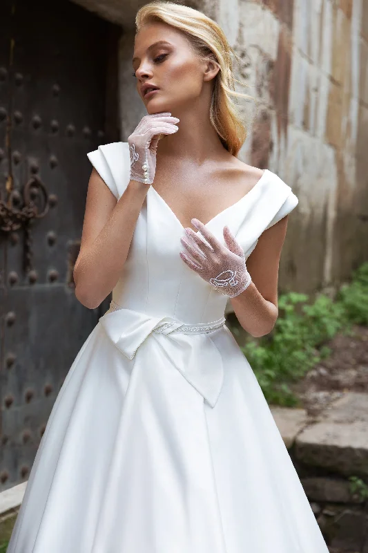 Fit - and - flare wedding dress with a big bowMinimalist Sleeveless A-Line Satin Wedding Dress Fit - and - flare wedding dress with a big bowMinimalist Sleeveless A-Line Satin Wedding Dress