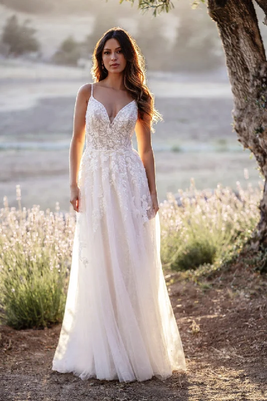 Pearl - studded wedding dress for a refined lookR3611