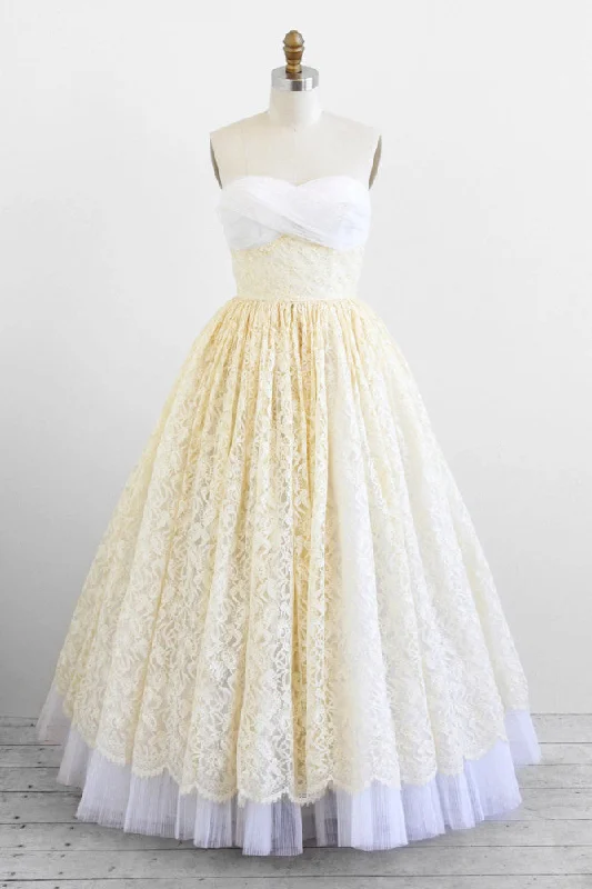 Open - back wedding dress for a sexy lookRetro Ivory Strapless Lace Floor Length Wedding Dress