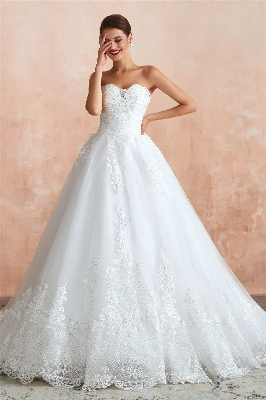 Princess - style wedding dress with a big skirtLong Sweetheart Ball Gown White Wedding Dress with Lace