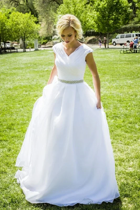Princess - style wedding dress with a big skirtV-neckline White Organza Wedding Dress with Rhinestones Belt