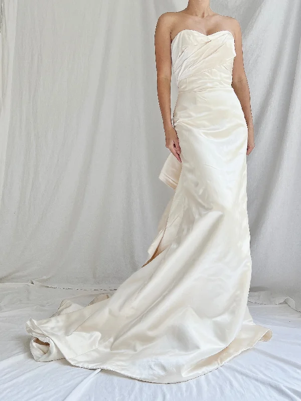 Antique - inspired lace wedding dress with long sleeves00s Silk Sweetheart Strapless Draped Gown - S/6