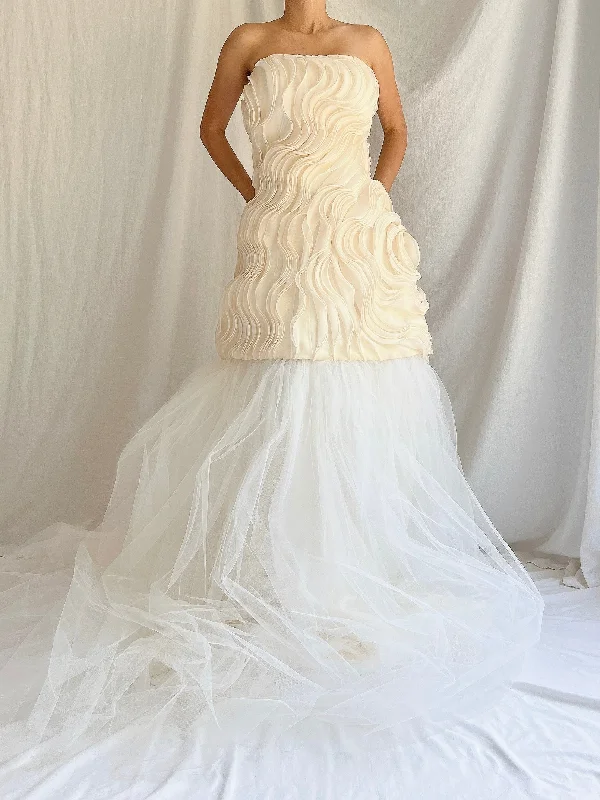 French - style wedding dress with lace detailsVintage Strapless Ruffle Gown - M/8