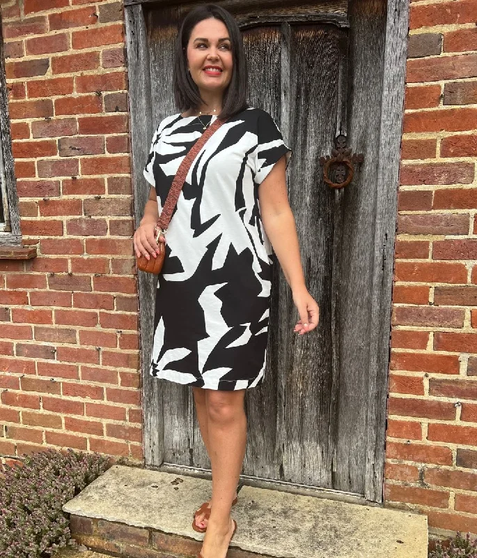Dresses with Puff Sleeves for Ladies' Retro VibeBlack & White Graphic Shift Dress